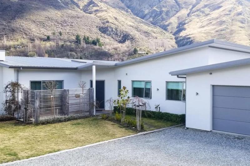 Huge & Stylish on Shotover 4 Bedrooms - image 12