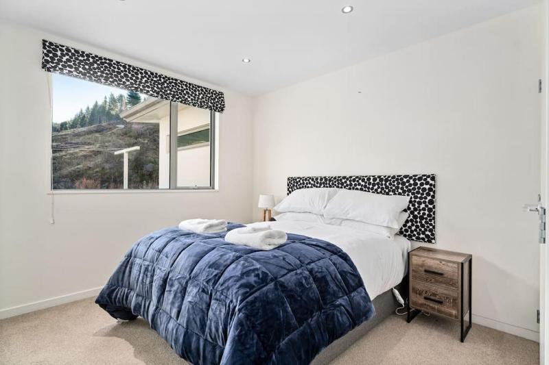 Huge & Stylish on Shotover 4 Bedrooms - image 16