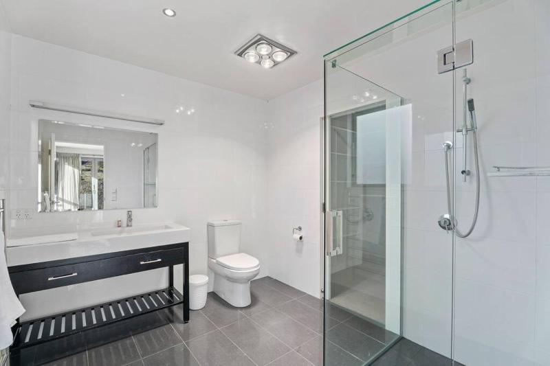 Huge & Stylish on Shotover 4 Bedrooms - image 30
