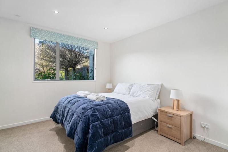Huge & Stylish on Shotover 4 Bedrooms - image 11