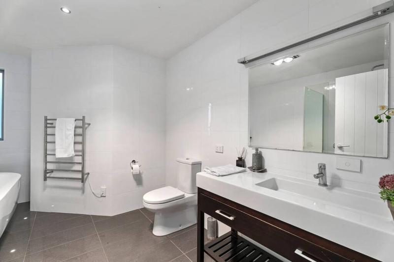 Huge & Stylish on Shotover 4 Bedrooms - image 2