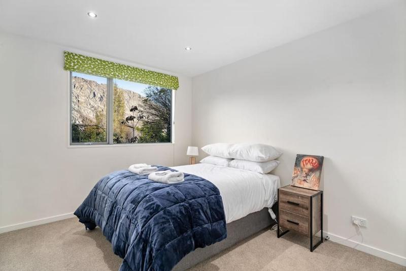Huge & Stylish on Shotover 4 Bedrooms - image 25