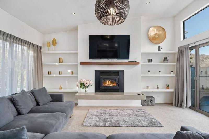 Huge & Stylish on Shotover 4 Bedrooms - image 4