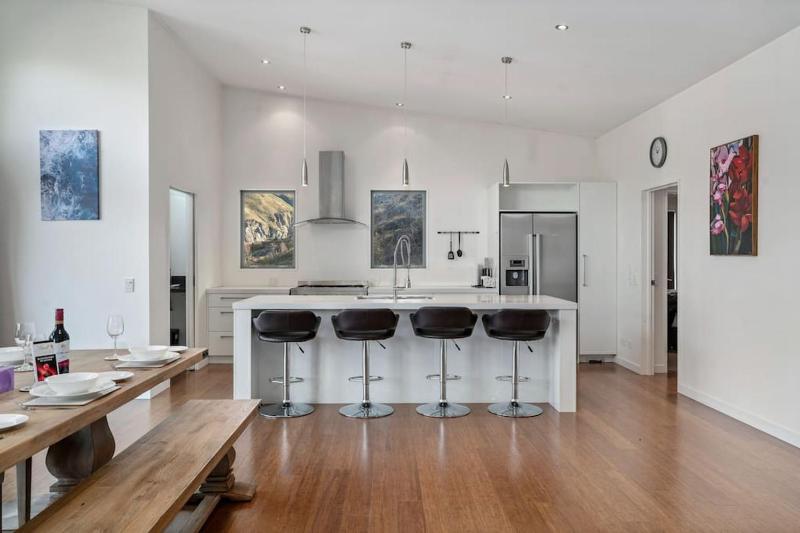 Huge & Stylish on Shotover 4 Bedrooms - image 26