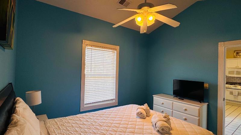Absolutely Adorable condo in the center of MB - image 33
