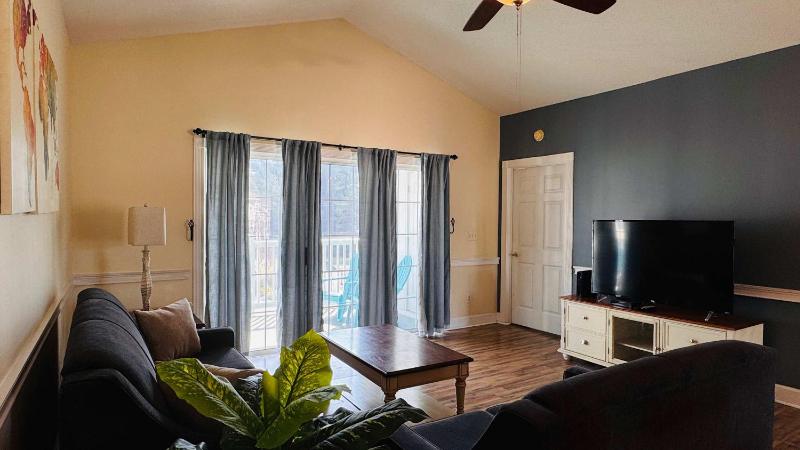 Absolutely Adorable condo in the center of MB - image 30