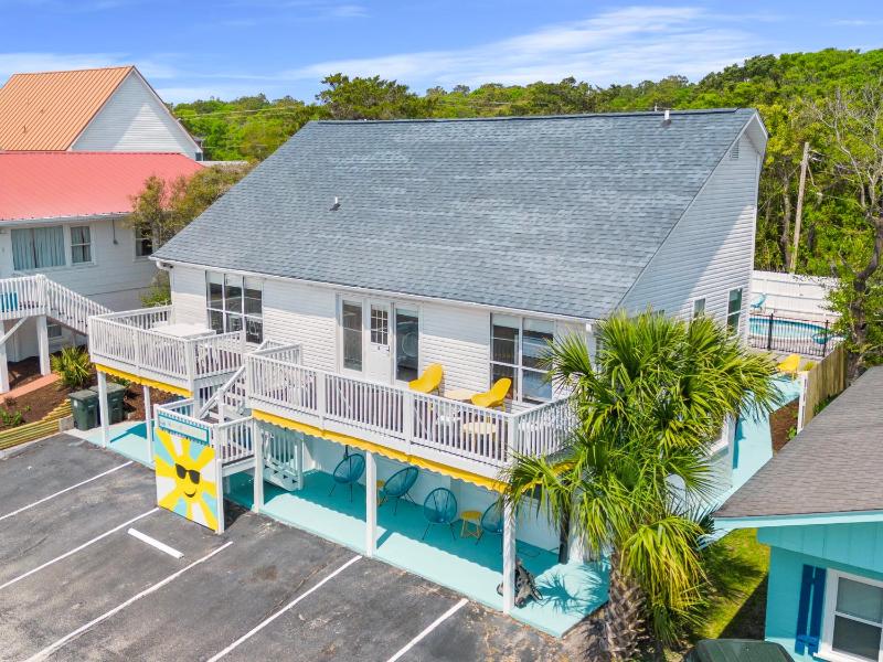 Sunshine House #1-Selfie-Friendly - Steps to Beach - image 12