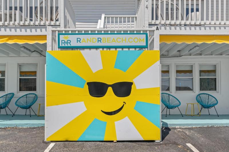 Sunshine House #1-Selfie-Friendly - Steps to Beach - image 5