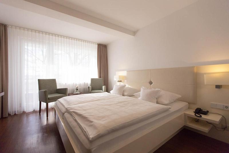 Double Room with Balcony and Lake View image 2