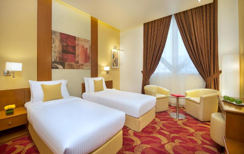 Premium Twin Room image 3
