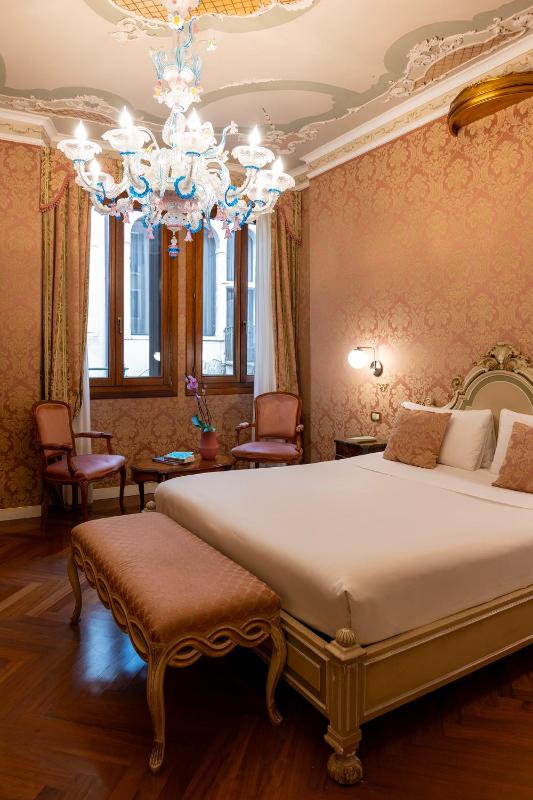 Deluxe Double or Twin Room image 4