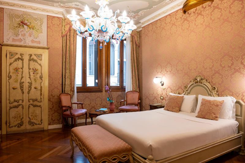 Deluxe Double or Twin Room image 1