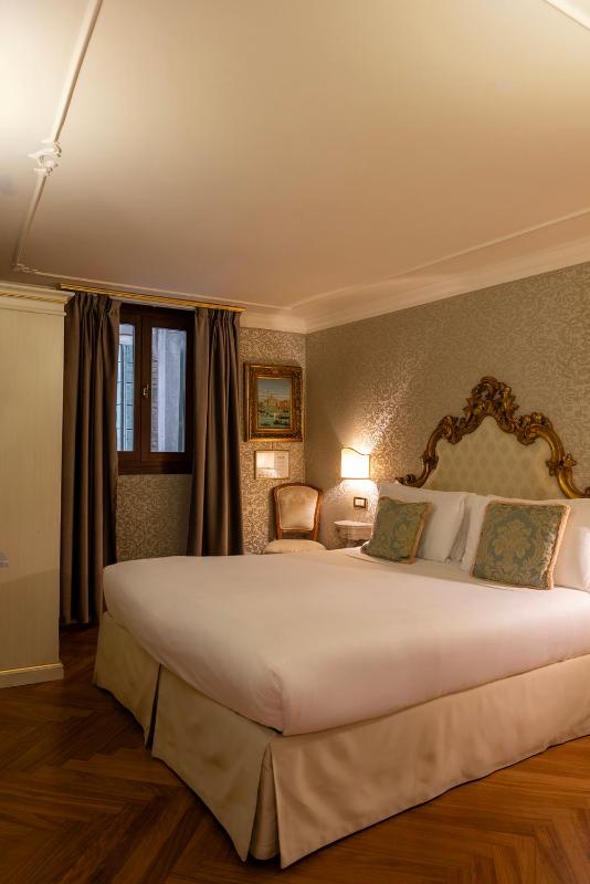 Small Double Room image 4