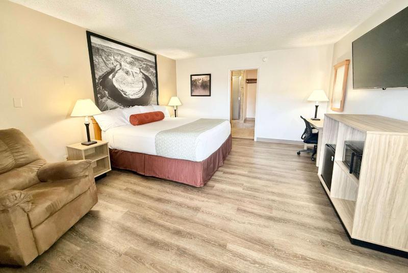 Deluxe King Room with Spa Bath - Non-Smoking image 1