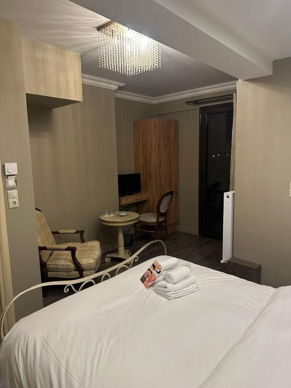 Economy Double Room image 3