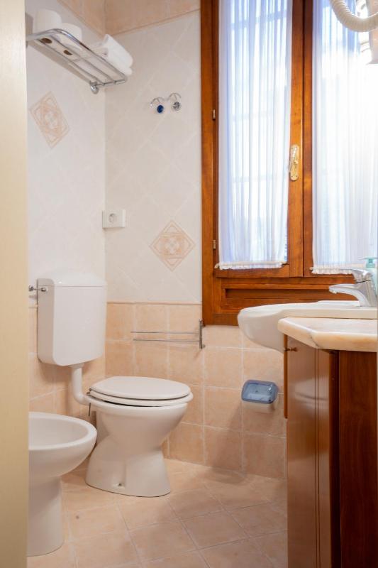 Economy Double Room image 3