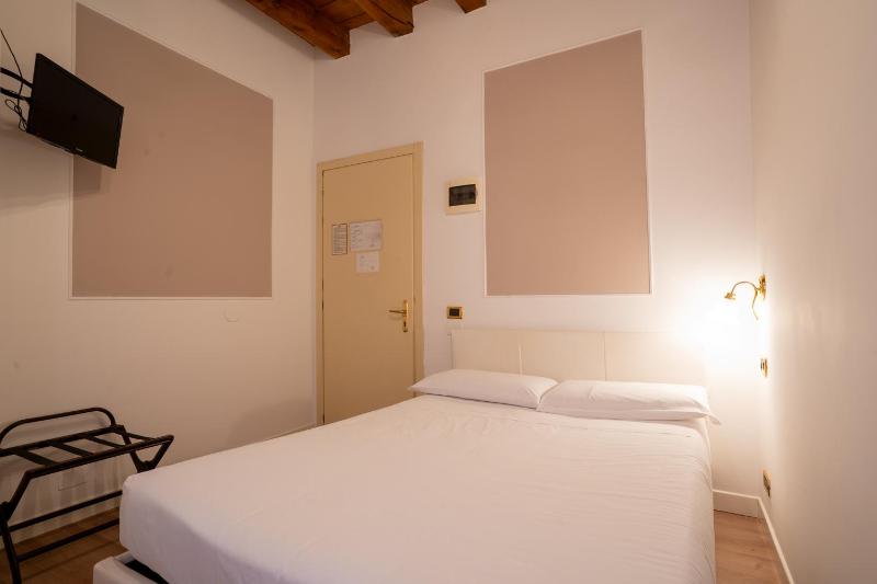 Economy Double Room image 2