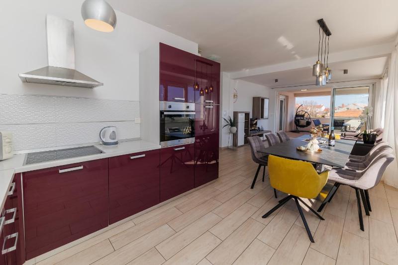 Deluxe Three-Bedroom Apartment with Sea View image 3