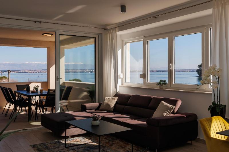 Deluxe Three-Bedroom Apartment with Sea View image 1