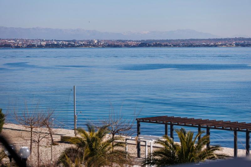 Deluxe Three-Bedroom Apartment with Sea View image 4