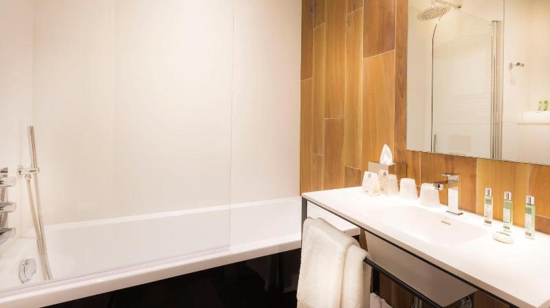 Classic Double or Twin Room image 3