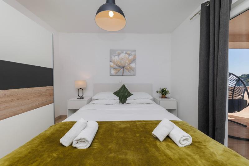 Deluxe Three-Bedroom Apartment with Sea View image 2
