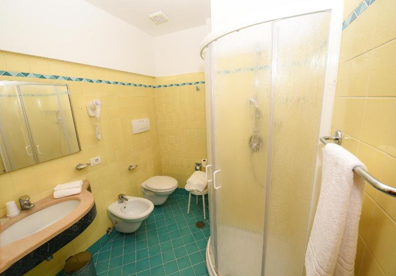 Classic Double Room image 3