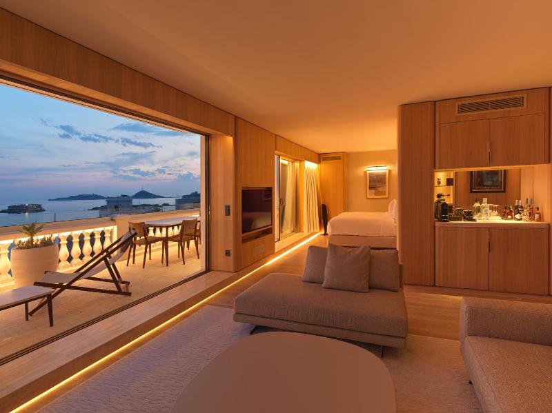 Two-Bedroom Apartment with Terrace and Sea View image 1