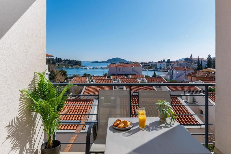 One-Bedroom Apartment with Balcony and Sea View image 4