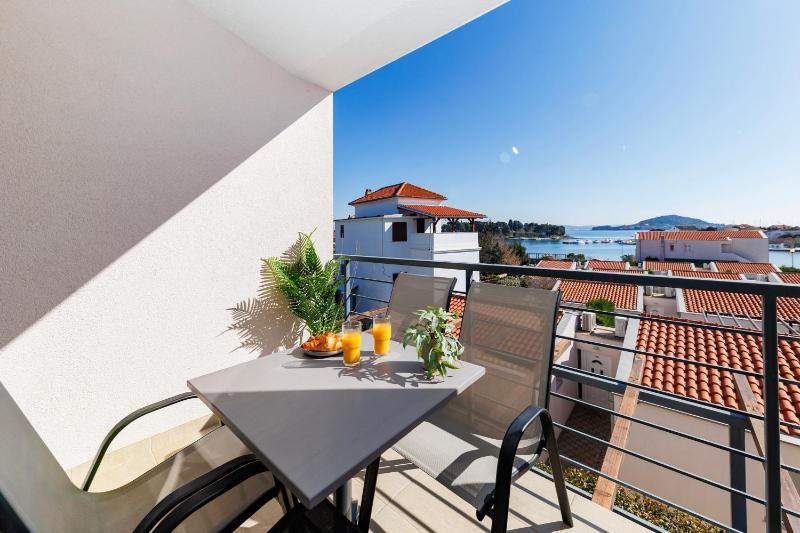 One-Bedroom Apartment with Balcony and Sea View image 3
