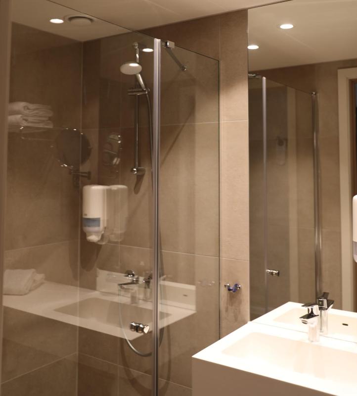 Twin Room image 3