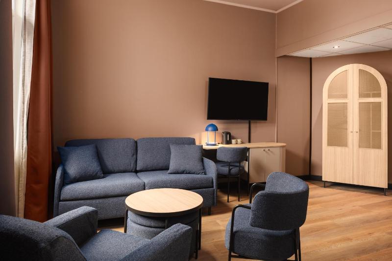 Family Room image 4