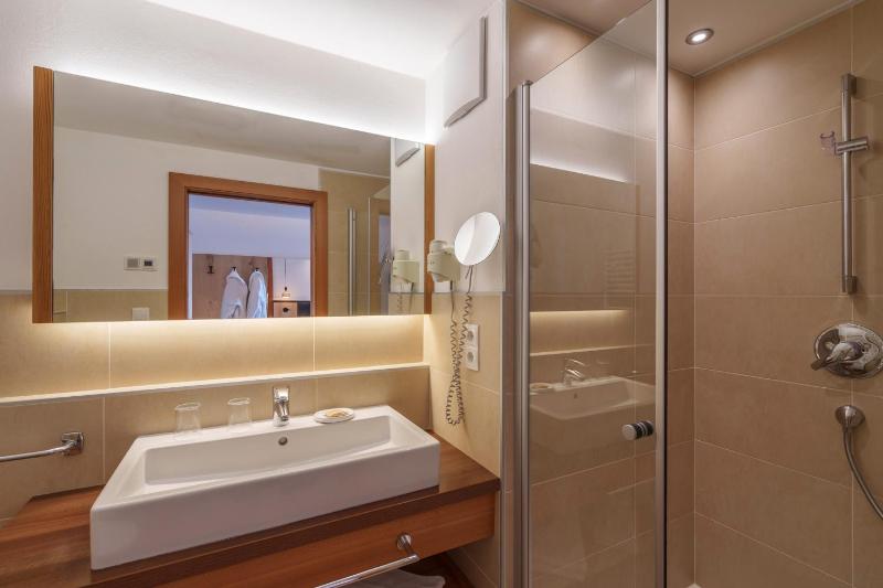 Double Room with Balcony image 2