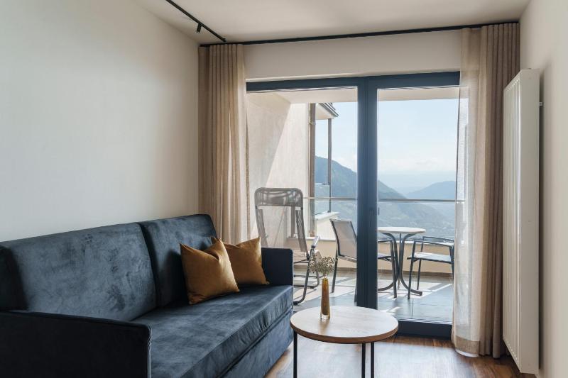 Double Room with Balcony image 3