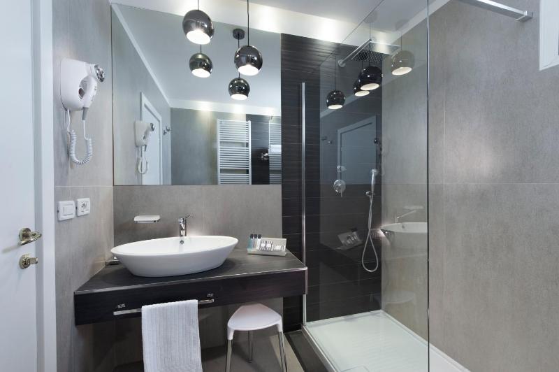 Quadruple Room image 2