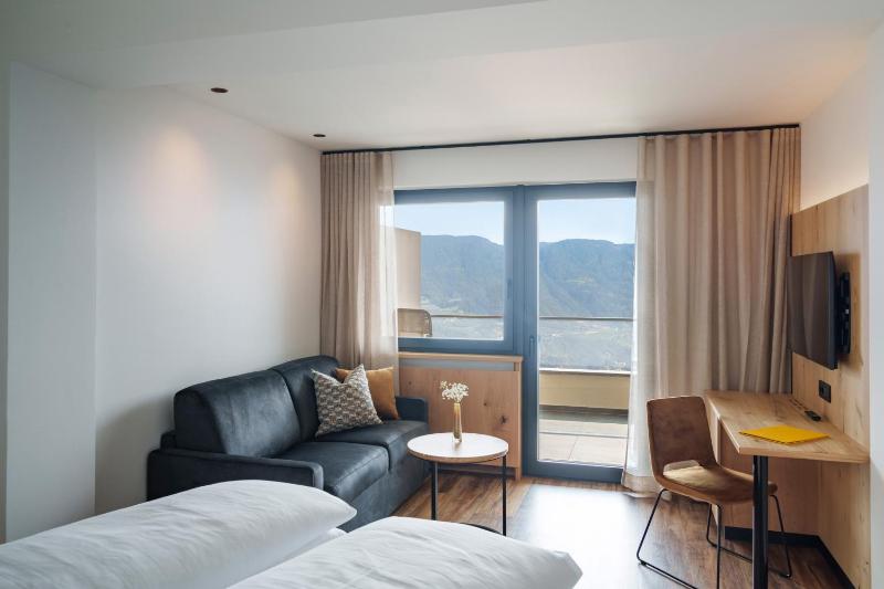 Superior Double Room with Balcony image 4