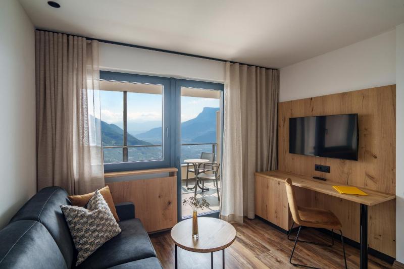 Superior Double Room with Balcony image 3