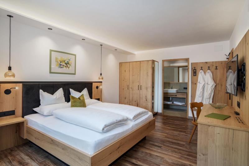 Economy Double Room with Balcony image 4