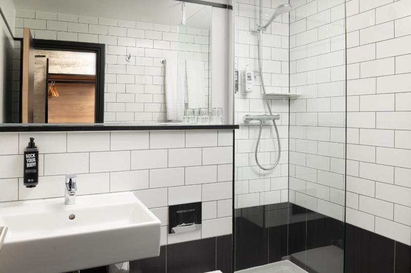 Superior Triple Room with Two Single Beds and One Sofa  image 2