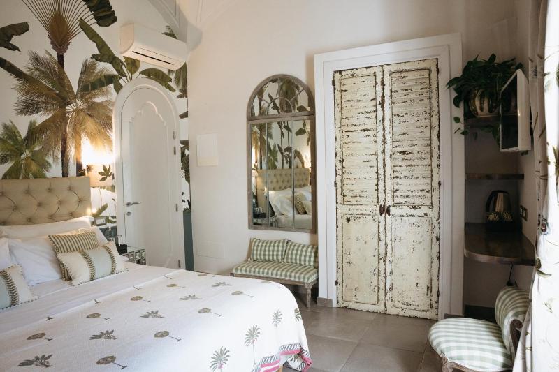 Standard Double Room image 4