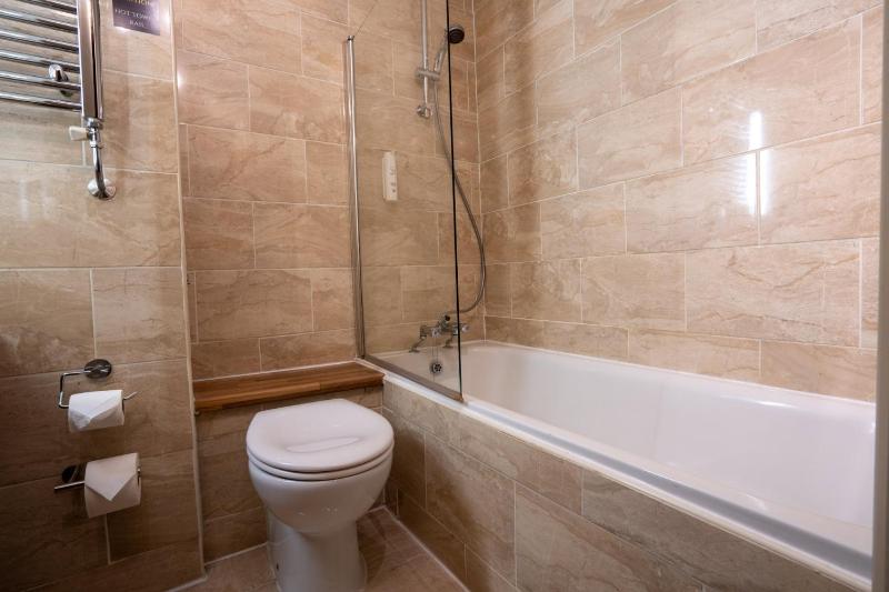 Standard Twin Room image 3