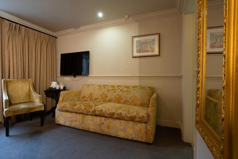 Family Room image 3