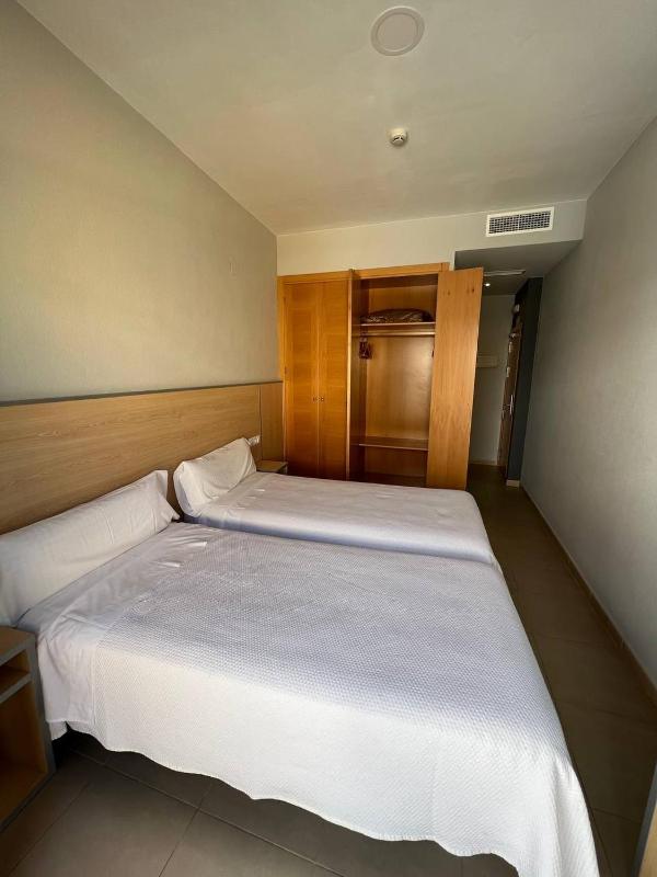Twin Room with Balcony image 3