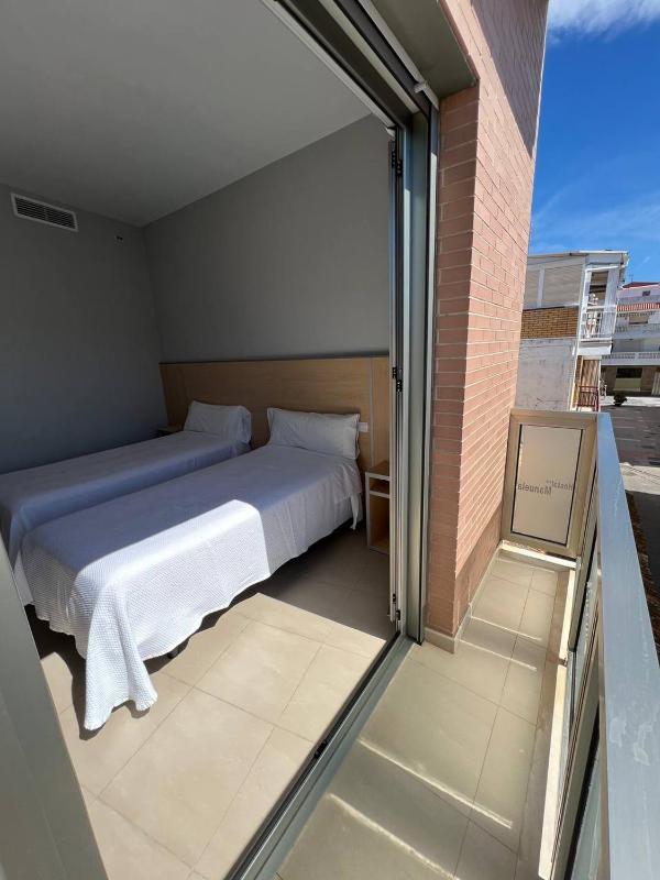 Twin Room with Balcony image 4