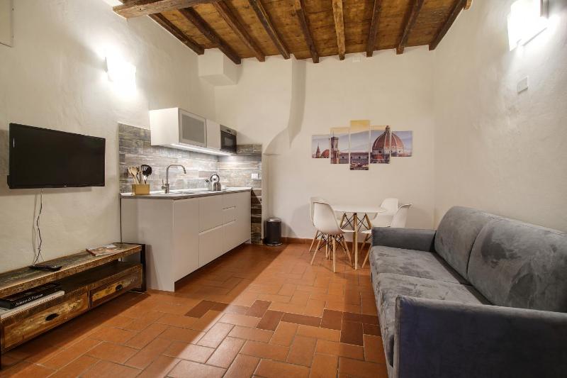 Pilastri Apartment Near Santa Croce - image 1