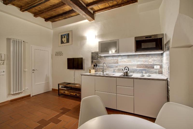 Pilastri Apartment Near Santa Croce - image 2