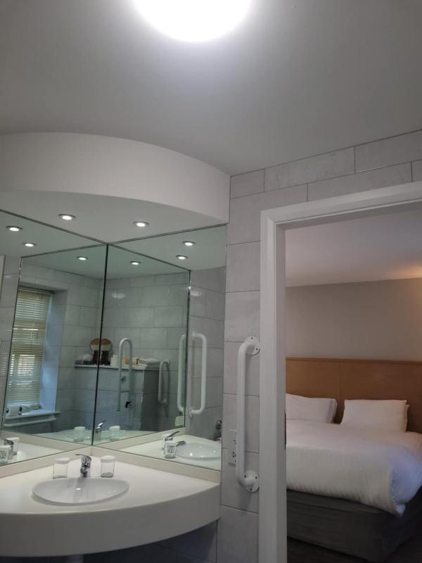 Standard Twin Room image 1