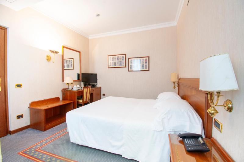 Standard Double Room image 3