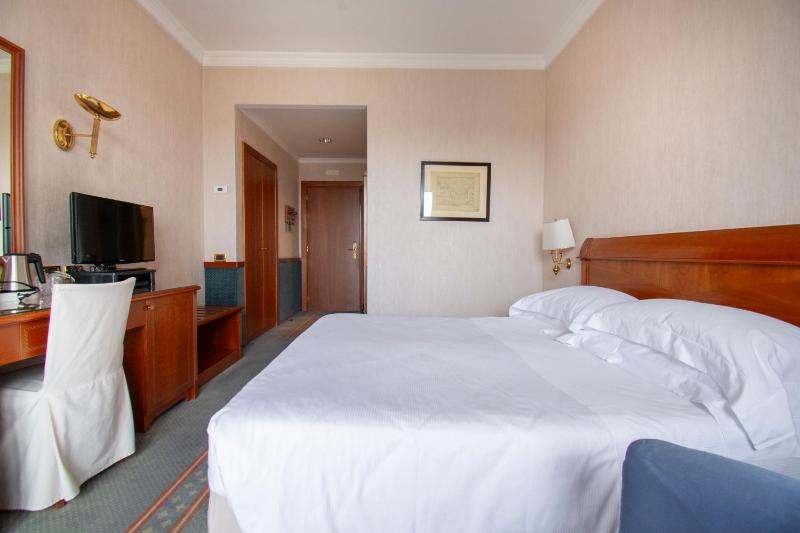 Standard Double Room image 4
