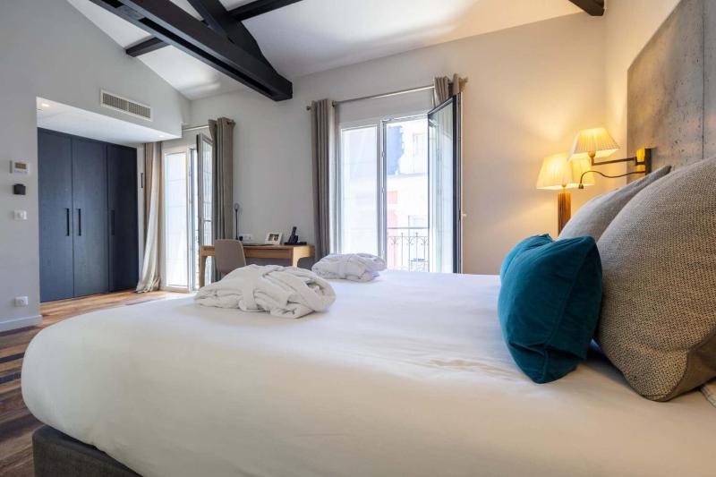 Prestige Room with City View and Balcony image 1